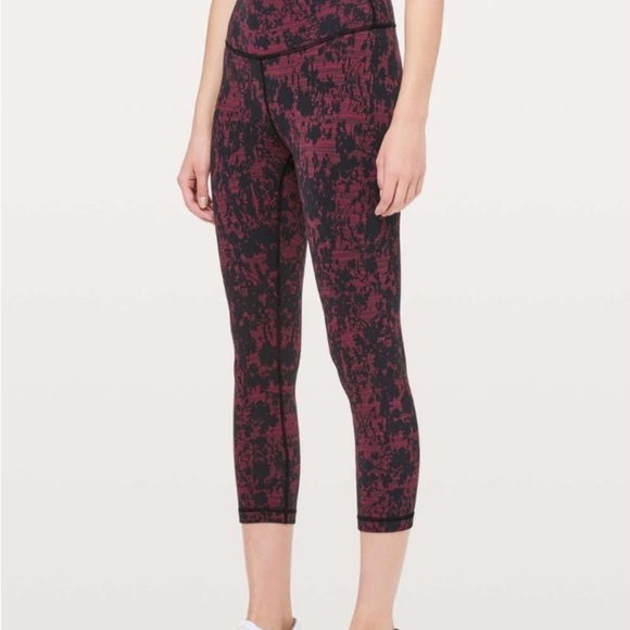 Lululemon 8 Wunder Under Crop (Hi-Rise) 21"
Scatter Blossom Jacquard Garnet Blk - Picture 12 of 12